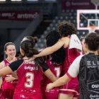 Les jugadores el Robles Lleida celebren la tercera victòria de la temporada.