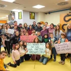 Famílies de la ludoteca Arenys del Segre, amb la portaveu de Junts a la Paeria, Violant Cervera. - JUNTSXCAT PAERIA