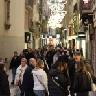 Bona afluència de clients ahir a l’Eix Comercial de Lleida. - AMADO FORROLLA