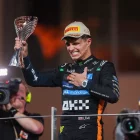 Lando Norris, amb el trofeu de tercer classificat del Gran Premi a la mà dreta, celebra el seu primer títol mundial amb efusivitat al podi. - EUROPA PRESS