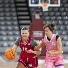 Leticia Conca intenta avançar davant d’una jugadora de l’Arxil. - JAVI ENJUANES