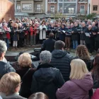 Unes 200 persones van gaudir a la plaça Ricard Viñes de l’assaig del ‘Messies’ de Händel. - JORDI BARDAJIL