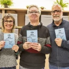 Xavier Maneja (al centre), amb Míriam Arnaz i Eduard Ribera mostrant el llibre. - LAIA PEDRÓS