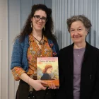 La il·lustradora Áurea López i l’escriptora Maria Barbal, amb el còmic, durant la seua visita a SEGRE. - AMADO FORROLLA