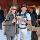 Albert Hermoso rebent la Copa del Rei de mans de Marta Botín. - REIAL FEDERACIÓ HÍPICA ESPANYOLA