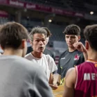 El tècnic Borja Comenge, ahir donant instruccions als seus jugadors. - JAVI ENJUANES