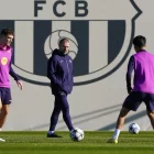 Hansi Flick, durant l’entrenament d’ahir a la Ciutat Esportiva blaugrana. - EFE