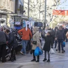 Visitants del mercat ahir al migdia al carrer del Carme. - LAIA PEDRÓS
