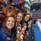 Una foto diferent de les tres nadadores amb la lleidatana en primer pla. - @AMASO87