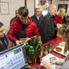 Les vendes d’oli van ser contínues durant tot el matí i hi va haver cues a la cooperativa. Les de jerseis també van ser un èxit. - JORDI ECHEVARRIA