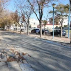 Una de les obres es portarà a terme a l’avinguda Ermengol V, amb rajoles trencades. - J.GÓMEZ