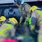 Efectius dels Pompièrs atenent un ferit. - POMPIÈRS