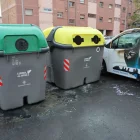 Una furgoneta danyada per un foc de contenidors a la Mariola. - AMADO FORROLLA