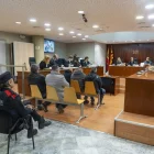 Els cinc acusats, ahir a la banqueta de l’Audiència de Lleida. - PAU PASCUAL PRAT