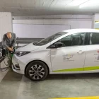 El cotxe elèctric compartit, al pàrquing del carrer la Palma. - JORDI ECHEVARRIA