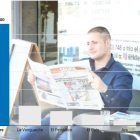 Un lector del diari SEGRE a la terrassa d'un bar.