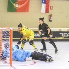 Aina Florenza prova de batre la portera visitant Julieta Rouco, autora de moltes parades. - CLARA LIÁÑEZ