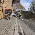 Un operari neteja la zona on dies abans acampava una família en un refugi fet amb mobles.