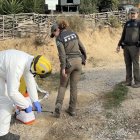 Tasques de desinfecció de soles de sabates a la sortida d’un camí on treballen els Agents Rurals per controlar la PPA.