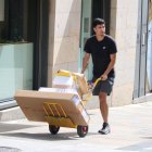 Un repartidor de paqueteria.