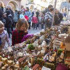 Dos nens miren els productes d'un mercat de Nadal a Agramunt.