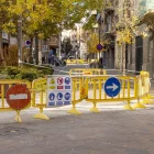 Vista d’algunes de les tanques que tallen el pas als vehicles. - JORDI ECHEVARRIA