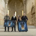 Membres d’Amics de la Seu Vella, ahir davant de l’absis, subjectant una foto que reprodueix el fenomen. - JORDI ECHEVARRIA