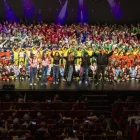 Fotografia de grup dels alumnes participants en l’espectacle de dijous, amb un miler d’assistents. - INSTITUCIÓ LLEIDA