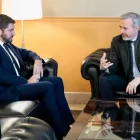 Alejandro Nolasco i Jorge Azcón es van reunir ahir. - FABIAN SIMÓN / GOVERN D’ARAGÓ