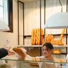 Una de les treballadores d’Inalba, despatxant. - INALBA