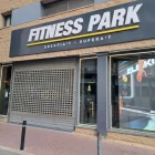 Dos clients del gimnàs llegint la nota que el local estaria tancat fins a, almenys, el dia 19. - SCD