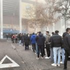 Centenars d'aficionats fan cua per accedir a la botiga del Camp d'Esports.