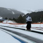 Una persona en una cinta a l'estació de Port Ainé.