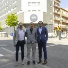 Gabriel Masfurroll (centre), amb el seu fill Gabriel i amb Marc Farrà, gerent de la clínica Mi NovAliança. - JORDI ECHEVARRIA