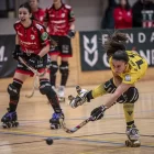 Aina Florenza controla una bola davant d’una jugadora del Telecable Gijón. - ÁREA11