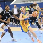 Regina Aguilar intenta avançar pressionada per la pivot Faye. - ÀREA 11