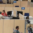 Imatge de treballadors de l’Agència Tributària durant la campanya de la renda. - EUROPA PRESS