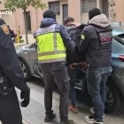 Un dels detinguts durant l’operatiu conjunt. - MOSSOS D’ESQUADRA/POLICIA NACIONAL
