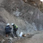 Operaris instal·lant malles de protecció. - EDGAR ALDANA