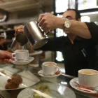 Un professional atén a la barra un petit negoci d’hostaleria. - EUROPA PRESS