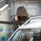 Leire Díez va abandonar l’Audiència Nacional cobrint-se la cara amb la caputxa de l’abric. - EUROPA PRESS