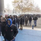 Llargues cues per comprar a la botiga del Lleida CF, ahir als voltants del Camp d’Esports. - JORDI ECHEVARRIA