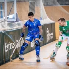 Darío Giménez controla una bola davant de César Carballeira, ahir a la Corunya. - MANU BOUTUREIRA