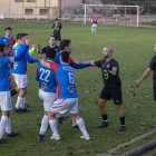 Els jugadors dels dos equips discutint després de la roja a un jugador del Ponts. - LAIA PEDRÓS