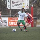 Argelich prova d’atrapar el seu rival, que avança amb la pilota. - PAU PASCUAL