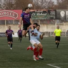 Un jugador del Tàrrega saltant per sobre d’un rival. - LAIA PEDRÓS