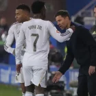 Xabi Alonso dona instruccions a Mbappé i Vinícius ahir a Mendizorrotza. - EFE