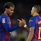 Lamine Yamal i Raphinha celebren un dels gols del Barça davant de l’Osasuna. - EFE