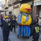 Lo Groguet va desfilar ahir pel centre comercial amb la música dels Grallers de la Barra. - LAIA PEDRÓS