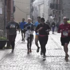 Els atletes, tot just sortir, amb la Seu Vella al fons, a la qual tornaran després de 10 quilòmetres. - SANTI IGLESIAS